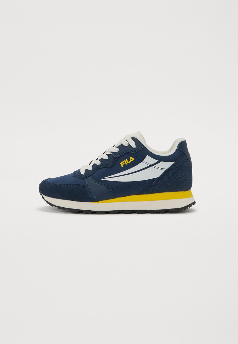 Mørkeblå sneakers med hvite og gule detaljer, teksturert semsket skinn og syntetisk overdel, flate lisser og gummisåle med en mønsterprofil.