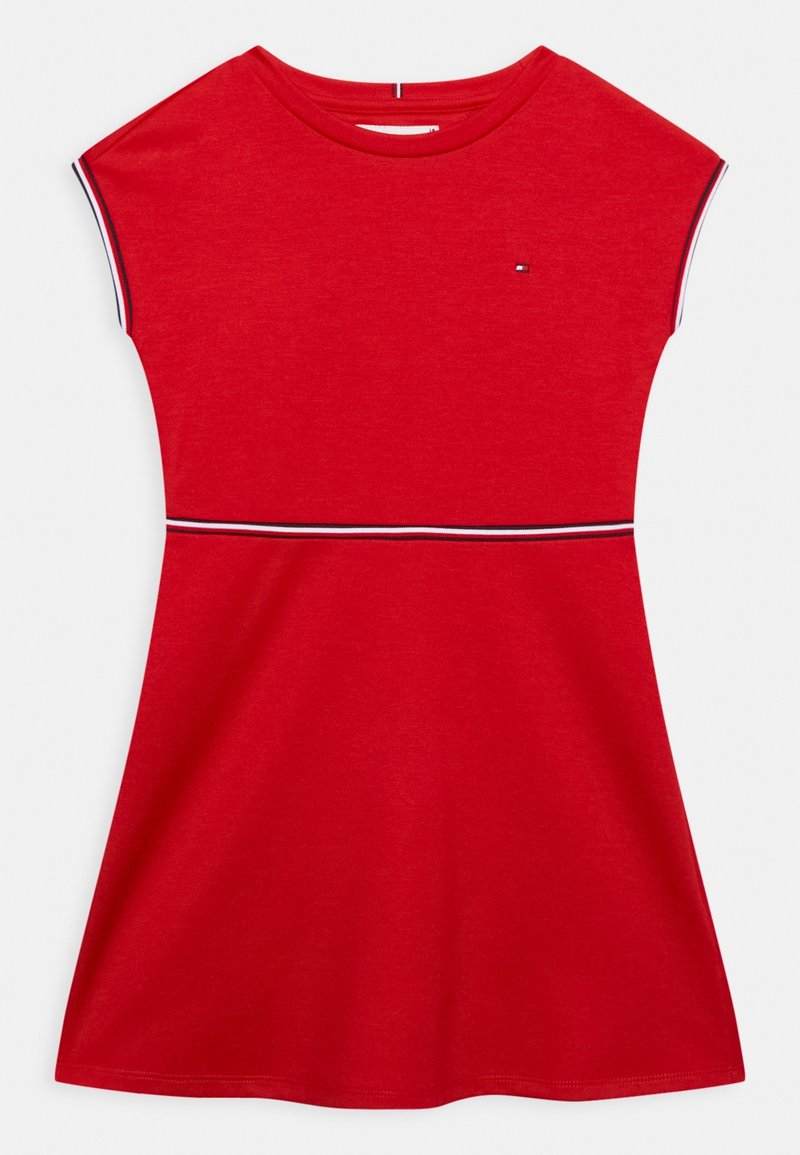 Robe rouge à manches courtes avec encolure ronde, une fine ceinture rayée noire et blanche à la taille et des rayures assorties aux bords des manches.