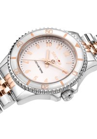 Orologio argento e oro rosa con bracciale in acciaio inossidabile, lunetta rotonda, quadrante rosa pallido, lancette a contrasto e corona texturizzata.