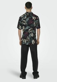 Only & Sons NORMAL GESCHNITTEN RESORT KRAGEN - Camisa - black
