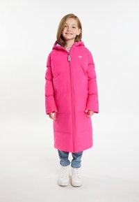 Lungo piumino rosa con cappuccio, dotato di chiusura zip, polsini elasticizzati e logo a forma di ombrello. Indossato sopra jeans blu e stivali bianchi.