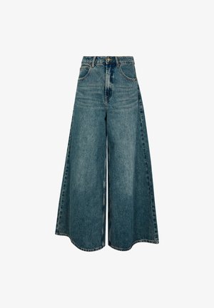 Wide-leg denim pants in medium blue, featuring a high waist, front pockets, and a clean finish at the hem. Non-stretch cotton material.