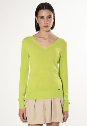V-Ausschnitt, langärmliger Pullover in leuchtendem Limettengrün, aus leichtem Strickmaterial mit gerippten Bündchen und Saum, versehen mit einem dezenten Logodetail.