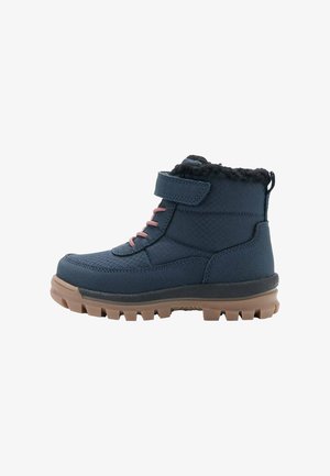 Mornarsko modra gležnarja z teksturirano zgornjimi deli, rožnate vezalke, puhasta ovratnika in trpežnim gumijastim podplatom, ki ima vzorce za oprijem.