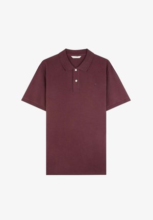 Polo de culoare burgundă, realizat dintr-un material texturat, având un guler clasic, placket cu trei butoane și un logo mic pe partea stângă a pieptului.