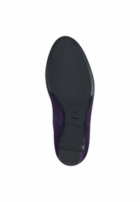 Fialová semišová bota s kulatou špičkou a strukturální černou gumovou podrážkou. Obsahuje logo značky na podrážce a má elegantní, hladký siluetu.