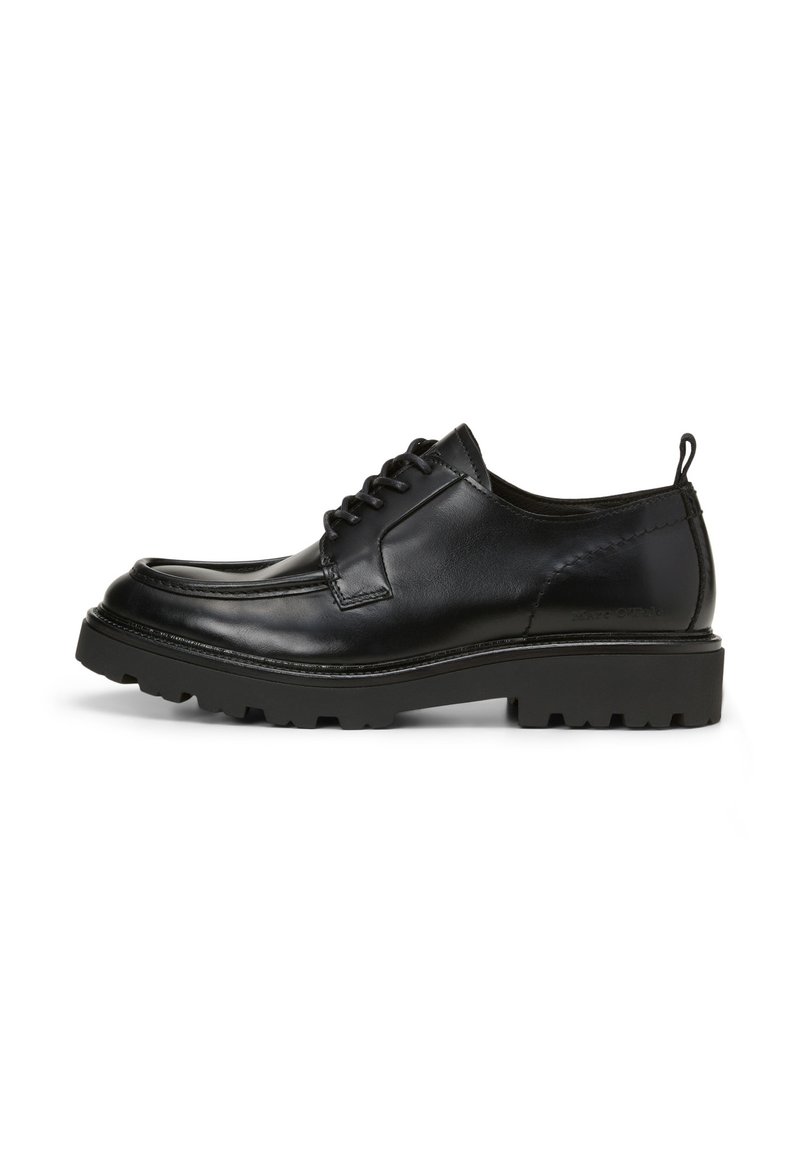 Zapatos de cuero negro con puntera redondeada, diseño con cordones, parte superior texturizada y suela robusta. Presenta una lengüeta en el talón para facilitar el uso.