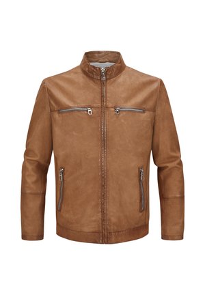 Braune Lederjacke mit Reißverschlussfront, Stehkragen und zwei horizontalen Reißverschlusstaschen auf der Brust sowie zwei vertikalen Reißverschlusstaschen an den Seiten.