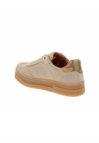 Beżowe zamszowe sneakersy z gumową wyściółką, sznurowanym fasonem, wyściełanym kołnierzem oraz wzorzystym akcentem na pięcie.