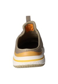 Hellbraunes Sport Schuhwerk mit einem Mesh-Obermaterial, gelben und weißen Akzenten sowie einer strukturierten Gummisohle. Verfügt über eine Zugschlaufe an der Ferse.