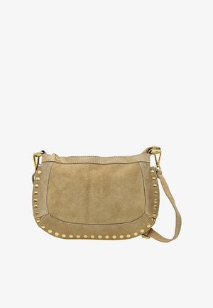 Sac en suède beige à bandoulière avec des accents de clous dorés le long des bords, forme plate et une bandoulière avec un fermoir en métal.