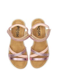 Sandali con cinturini in un design misto di materiali, con cinturini rosa e in metallo rosa oro, suola piatta e soletta imbottita.