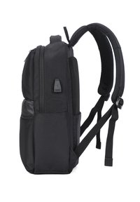 Zaino nero con spallacci imbottiti, più scomparti con zip, tasca laterale e porta di ricarica USB esterna, mostrato di lato.