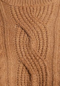 Teksturowana, pomarańczowo-brązowa dzianina z falistym wzorem kablowym i wypukłymi ściegami, tworząca grubą, przytulną fakturę.