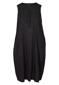 Černé bezrukávové šaty vyrobené z lehké látky, s kulatým výstřihem, jemnou texturou a volným A-liniovým střihem bez viditelných zapínání.