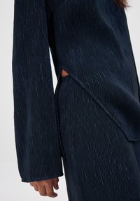 NA-KD SIDE SLIT - Bluse - navy