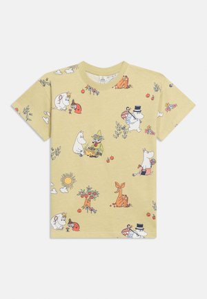 Sárga rövid ujjú ing, amelyen rajzfilmszereplők, virágok, nap és levélminták vannak elszórva a szöveten.