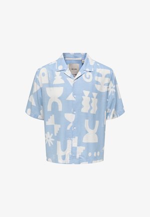 Chemise bleu clair à manches courtes avec des formes géométriques et organiques abstraites blanches imprimées partout.