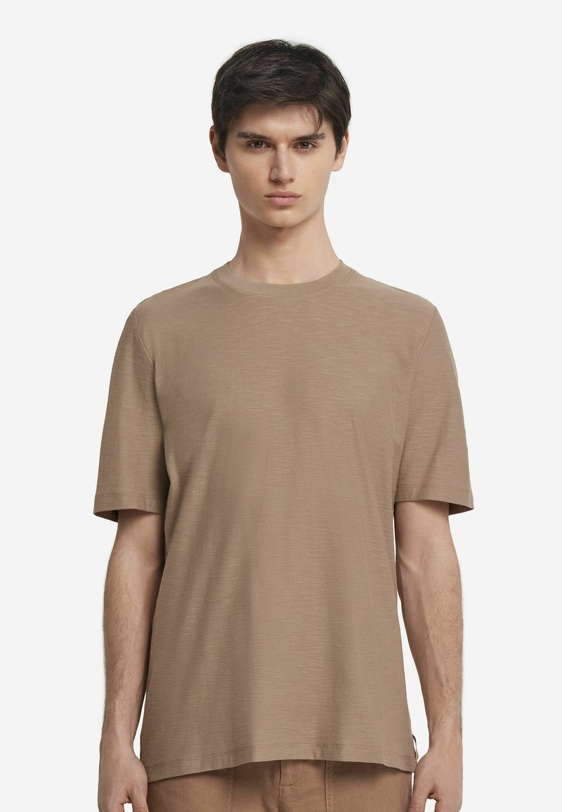 Brun kortærmet T-shirt med rund halsudskæring og en afslappet pasform lavet af blødt, tekstureret stof. Enkel design uden mønstre.