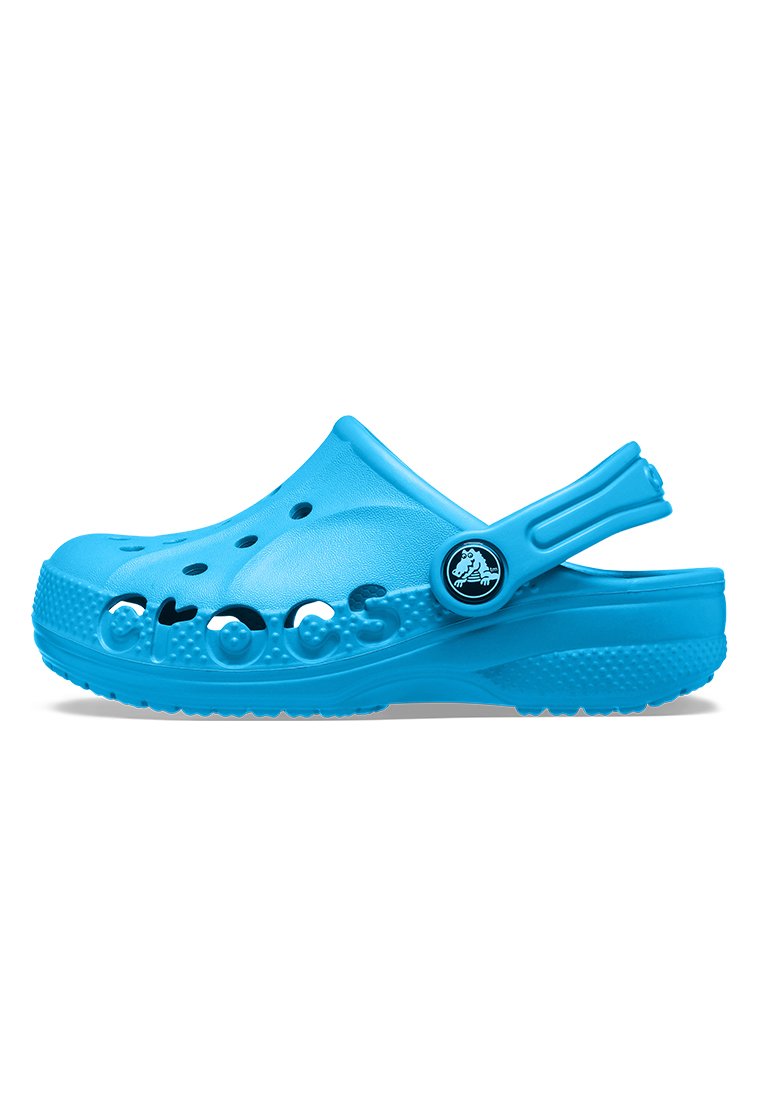 Zueco de plástico azul con orificios de ventilación, una correa trasera y el logo "CROCS" embosado. Textura suave y diseño ligero.