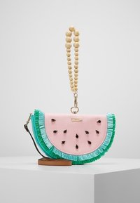 Borsa a tracolla rosa a forma di mezzaluna con frange verdi, decorazioni in perline nere e tracolla in legno; dotata di una tracolla nera removibile.