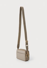 Beige crossbody taske med lynlås, med et logo mønster, flad rektangulær form og en justerbar stofrem med guldfarvet hardware.