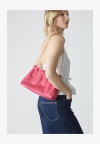 Δεν επιλέχθηκε, pink