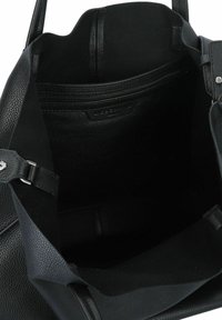 Czarna skórzana torba tote o teksturowanym wykończeniu, z wewnętrzną kieszenią na zamek i regulowanym paskiem. Charakteryzuje się przestronnym, niepodszewkowanym designem.