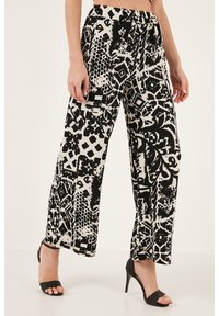 LELA REGULAR FIT - Auduma bikses - black
