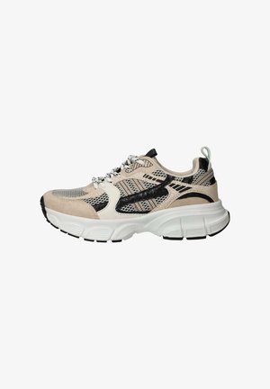 Beige en zwarte sportieve sneaker van mesh met dikke witte zool, patroonveters en gestructureerde paneeldetails, gezien vanaf de zijkant.
