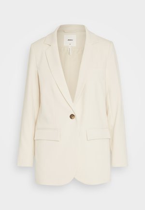 Krem blazer s jednim brončanim dugmetom, dva prednja džepa, revere i prilagođeni kroj. Glatka tekstura i krojeni dizajn.