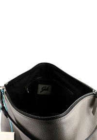 Bolso de mano de cuero texturizado gris con un interior de tela negra, cierre con cremallera y un sutil acento azul en el tirador de la cremallera. Cuenta con un bolsillo interior.