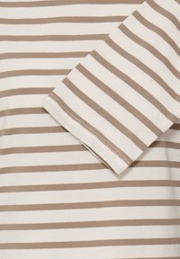 T-shirt med striber i beige og off-white; blødt bomuldsstof; har horisontale striber og let optrukne ærmer.