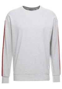 Sudadera gris claro hecha de mezcla de algodón, con mangas largas y rayas rojas a los lados, puños de canalé y un cuello redondo.