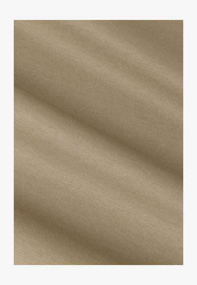 Țesătură bej, împletită, cu o textură netedă, având un model diagonal subtil și un luciu delicat. Materialul are un aspect ușor și flexibil.