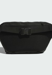 Crna fanny pak torbica s teksturiranim mrežastim panelom, podesivim remenom i plastičnom kopčom. Kompaktni, elegantni oblik s detaljem zatvorenog džepa.