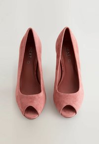 Rosa Wildleder High Heels mit einem Peeptoe-Design. Glatte Textur, spitz zulaufende Form und minimalistischer Stil. Sohle nicht spezifiziert.