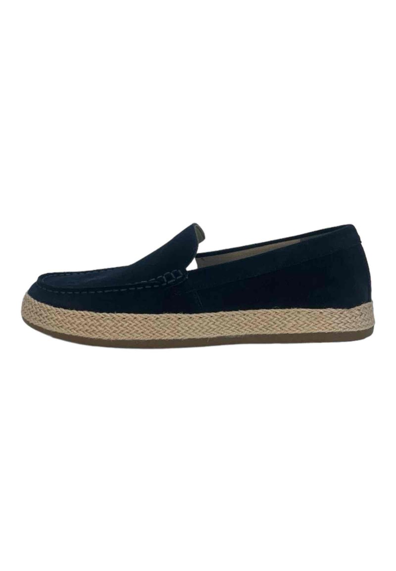Zapato de slip-on azul marino con suela de yute trenzada, textura suave, puntera redondeada y sutil detalle de costura a lo largo de la parte superior.