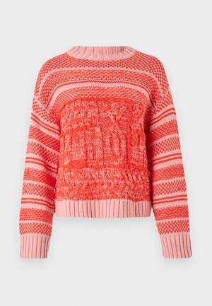 Jersey de punto rojo y rosa con patrones texturizados, rayas horizontales, escote redondo y puños y dobladillo acanalados.