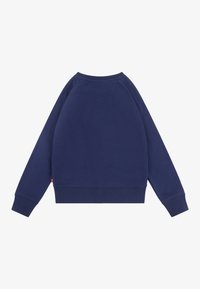 Plišani trenerski dukserica u mornarsko plavoj boji, izrađena od mekane pamuka, s raglan rukavima, okruglim izrezom i rebrastim rukavima. Jednostavan, čist dizajn bez uzoraka.