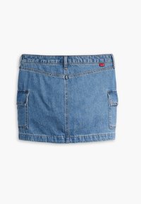 Blå denim mini kjol med en ren snitt, två sidfickor och en bakre midjeetikett. Slitet utseende med detaljerad sömnad.