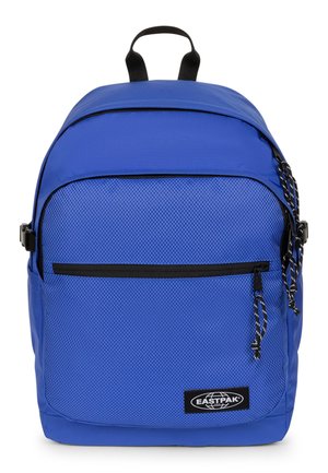 Sac à dos Eastpak bleu avec poche avant zippée, tirettes de fermeture éclair noires avec accents blancs et poignée noire sur le dessus sur fond blanc.