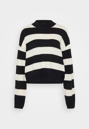 Pull court noir et blanc rayé avec une texture côtelée, présentant un col arrondi et des manches longues avec des épaules tombantes.
