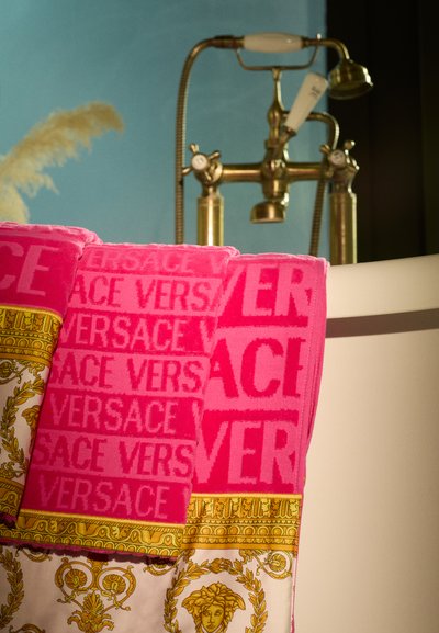 Versace BATH TOWEL I HEART BAROQUE - Pludmales dvielis - fuxia
