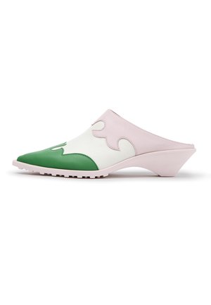 Slip-On-Muleschuh mit spitzer grüner Spitze, weißem Obermaterial mit pinkem wellenförmigem Overlay und niedrigem schrägem Absatz auf weißem Hintergrund.