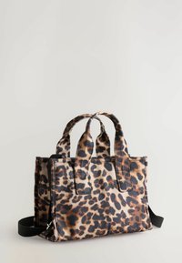 Sac à motif léopard avec deux poignées supérieures arrondies, une bandoulière noire amovible, et un design structuré avec un tissu texturé et des coutures contrastées.