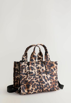 Sac à motif léopard avec deux poignées supérieures arrondies, une bandoulière noire amovible, et un design structuré avec un tissu texturé et des coutures contrastées.