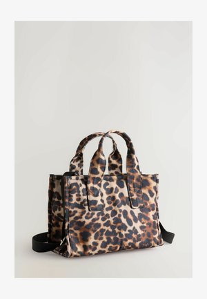 Väskan med leopardtryck har två rundade handtag i toppen, en avtagbar svart rem och en strukturerad design med texturerat tyg och kontrasterande sömmar.