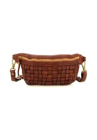 Borsa a tracolla in pelle marrone con frontale a trama intrecciata, cerniera dorata e tracolla regolabile con ganci dorati, su sfondo bianco.