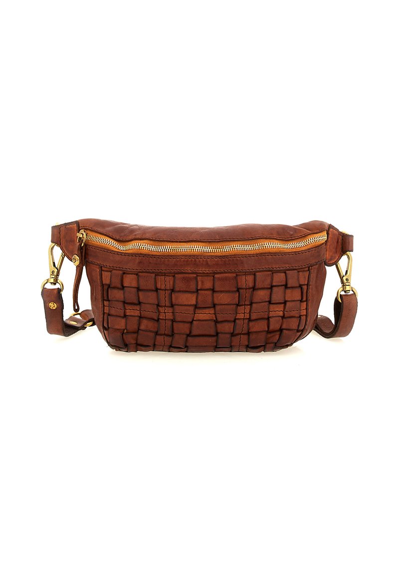 Borsa a tracolla in pelle marrone con frontale a trama intrecciata, cerniera dorata e tracolla regolabile con ganci dorati, su sfondo bianco.